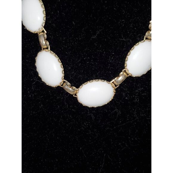 A Vintage Milk Glass Cabochon Choker Necklace Cottage Core Career Classic - Picture 2 of 9